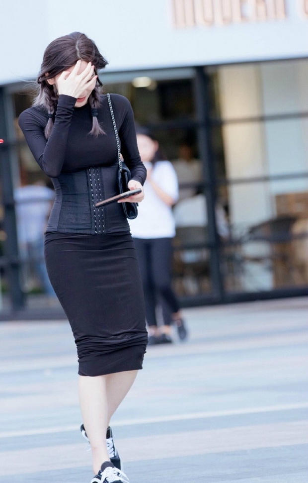 十月街拍精选，一身黑色装扮层次鲜明的美女逛街
