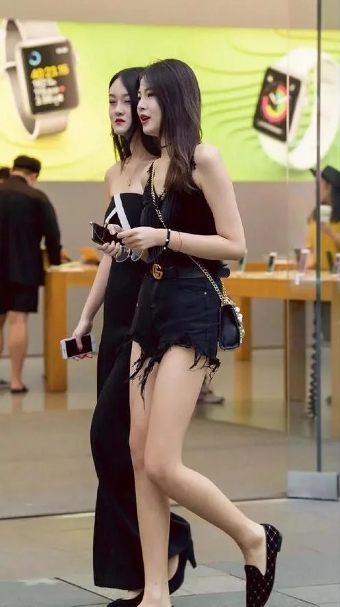 街拍美女：筷子美腿闺蜜用黑色诠释白皙美