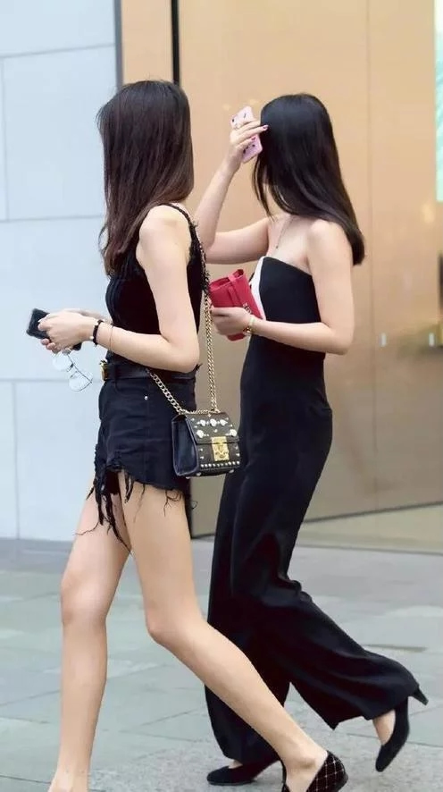 街拍美女：筷子美腿闺蜜用黑色诠释白皙美