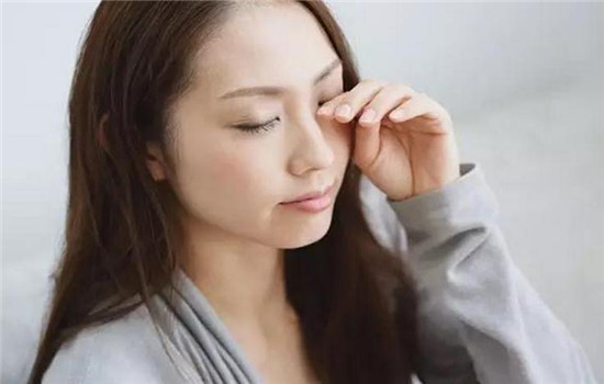 卸妆油掉眼睛里怎么办 卸妆油进眼睛里解决办法
