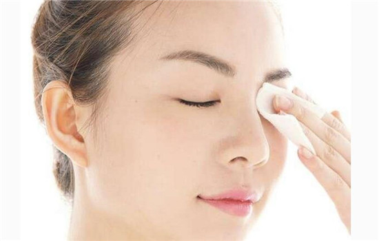 卸妆油掉眼睛里怎么办 卸妆油进眼睛里解决办法