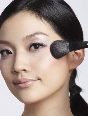 粉色眼影怎么化好看 粉色烟熏妆的画法