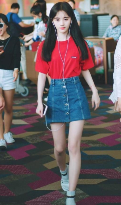 千年美女鞠婧祎和冉莹颖，机场秀撞红T恤，冉莹颖这一招致胜！