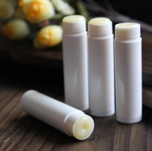为什么一到秋天嘴唇就起皮？润唇膏用得越多越好吗？
