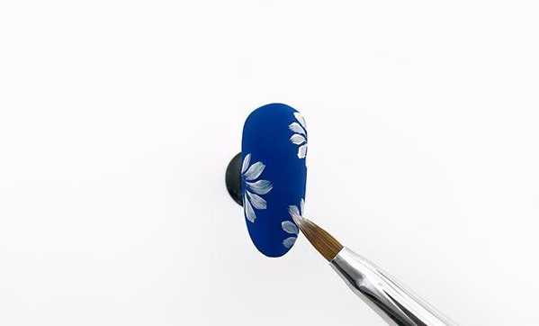 蓝色小雏菊美甲怎么画好看？磨砂封层更有质感！