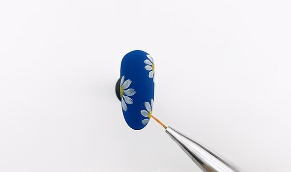 蓝色小雏菊美甲怎么画好看？磨砂封层更有质感！