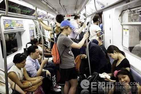 纽约地铁列车出轨