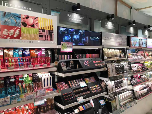 内地买不到的DAZZSHOP彩妆，在香港@cosme超凡人气登场！