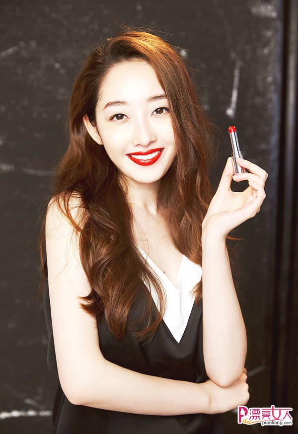 蒋梦婕新年彩妆大片 红唇杀太撩人