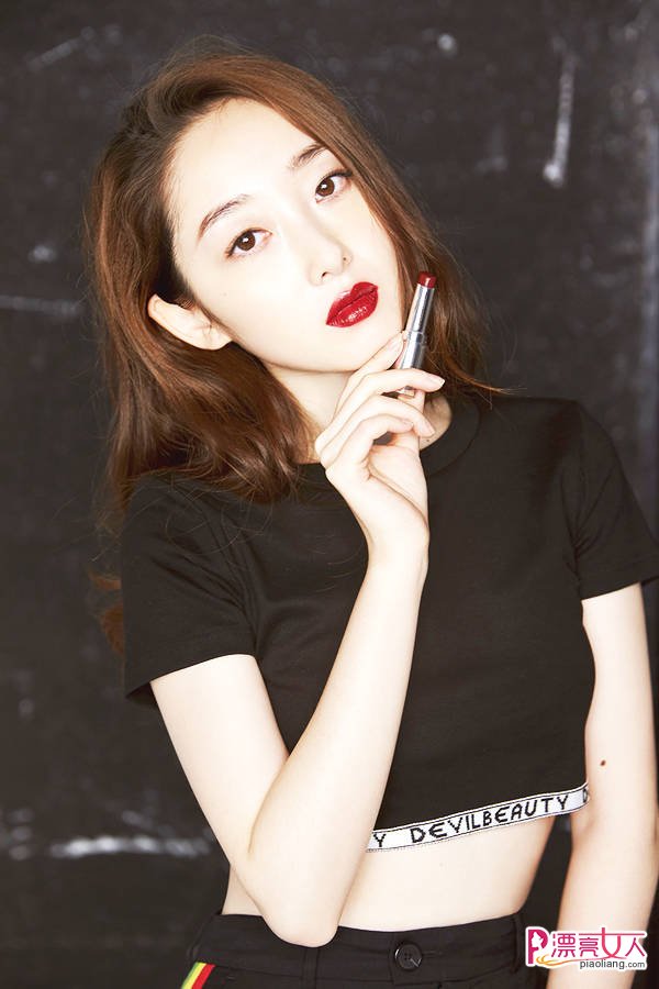 蒋梦婕新年彩妆大片 红唇杀太撩人