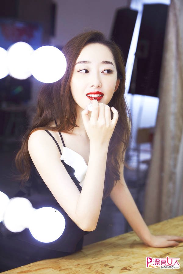 蒋梦婕新年彩妆大片 红唇杀太撩人