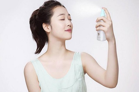 夏季如何给脸补水,女生这么做时刻水润