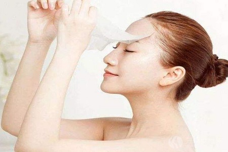 夏季如何给脸补水,女生这么做时刻水润