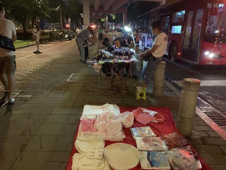 大学生摆地摊