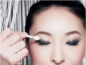 华丽美妆怎么画 韩式小烟熏妆的画法