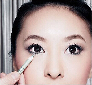 华丽美妆怎么画 韩式小烟熏妆的画法