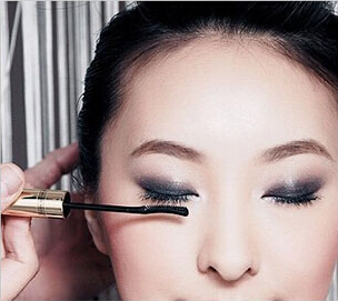 华丽美妆怎么画 韩式小烟熏妆的画法
