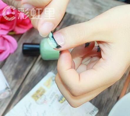 法式美甲怎么做 奶绿色法式美甲教程