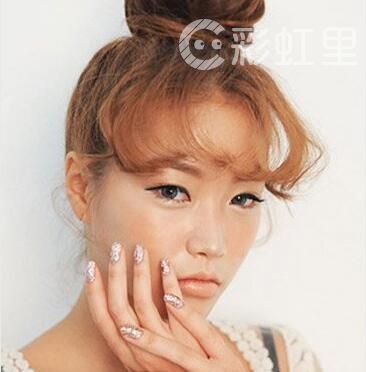 美甲彩妆搭配 时尚美甲图片