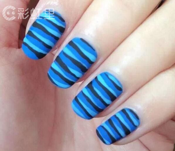 美甲水波纹 个性美甲教程