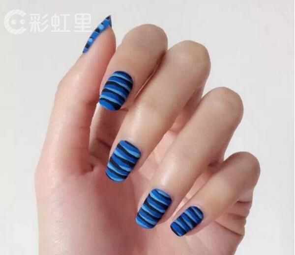 美甲水波纹 个性美甲教程