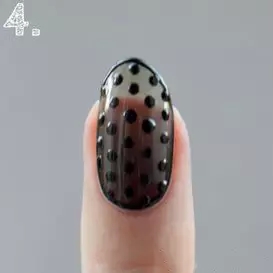 简约美甲图片 波点美甲教程