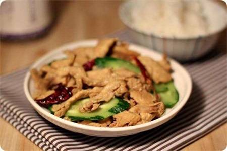 减肥餐：鸡胸肉炒黄瓜，带给你清凉带走你脂肪