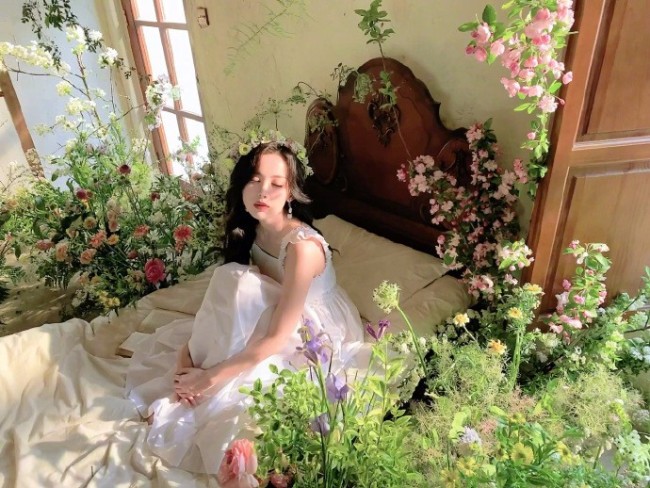 娜扎晒花仙子造型写真 穿白色长裙甜美可人