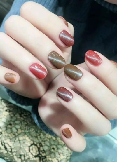 秋季的美甲图案色彩参考 不仅显白还显得手指非常修长