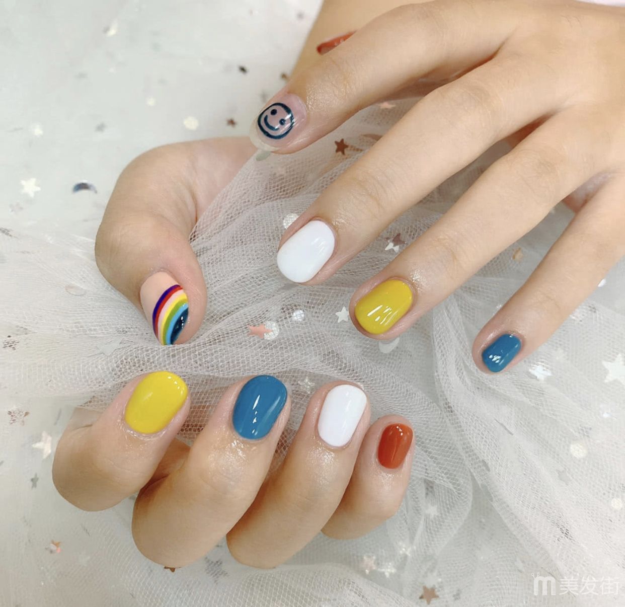 夏季美甲图片显白百搭 10款高颜值显手白的浅色美甲图片