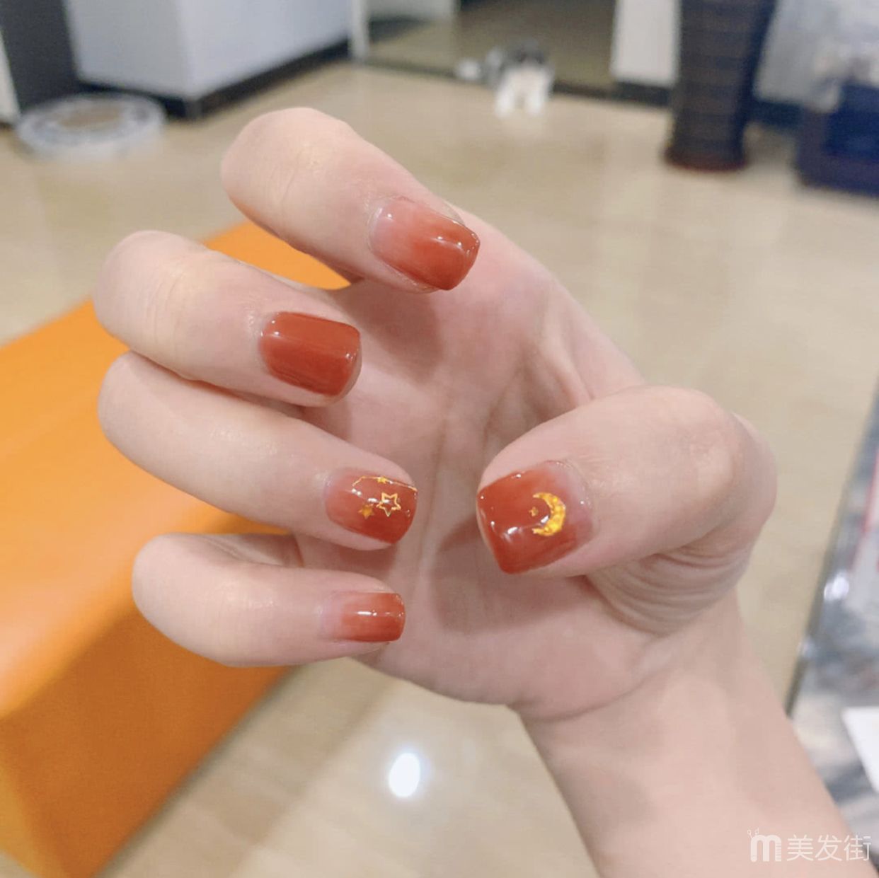 夏季美甲图片显白百搭 10款高颜值显手白的浅色美甲图片