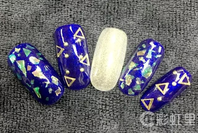蓝色系美甲 宝蓝色美甲教程