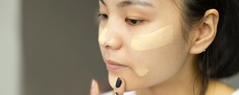 粉底液、口红色号怎么选？看手腕就能判断