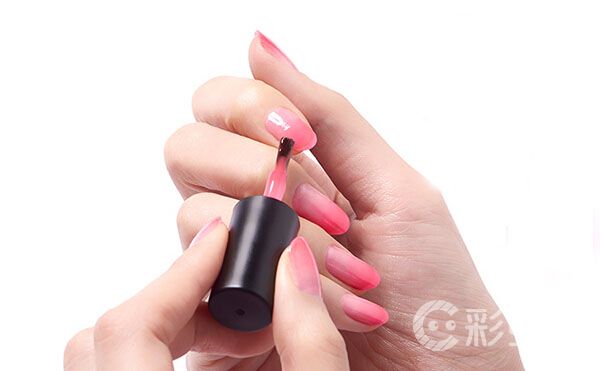 美甲渐变怎么做 粉红色美甲教程