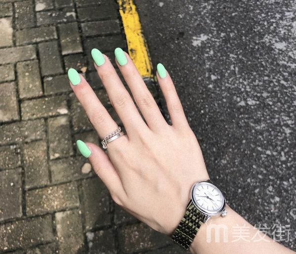纯色美甲图片显手白 20款夏季美甲颜色最好看的新款美甲