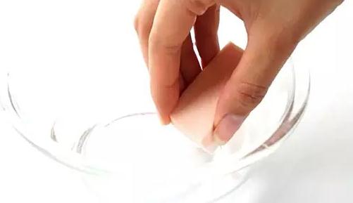 彩妆技巧—隐藏毛孔的粉底涂抹方法