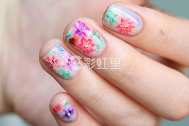 夏天美甲图案教程 绚烂的花朵美甲