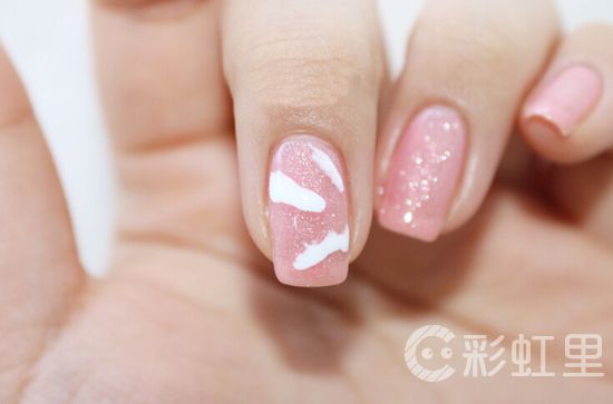 粉色美甲教程 梦幻浪漫的色彩