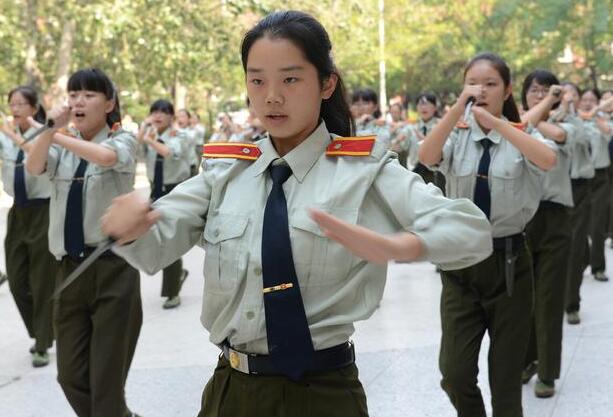 大学生不化妆正常吗 涂口红好吗