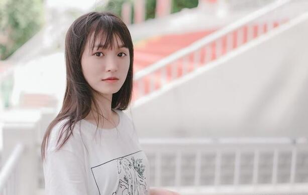 大学生不化妆正常吗 涂口红好吗