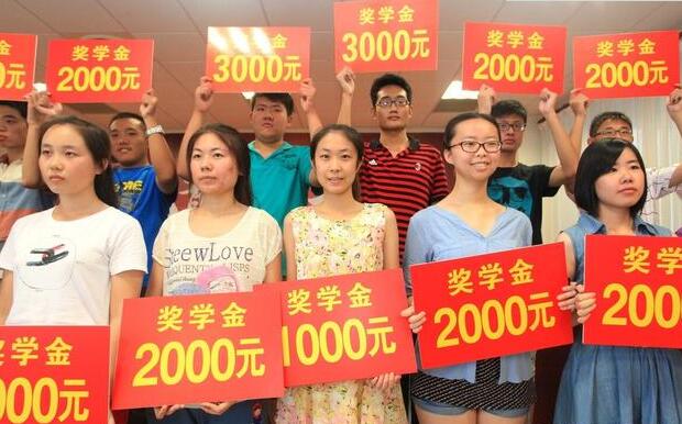 大学生不化妆正常吗 涂口红好吗
