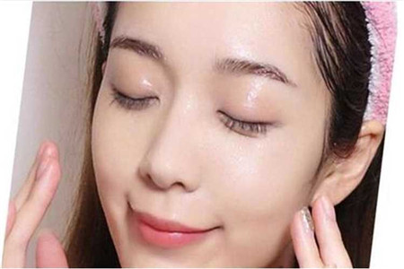 为什么网红美女拍照自带滤镜 学会三招护肤技巧让肌肤白里透红