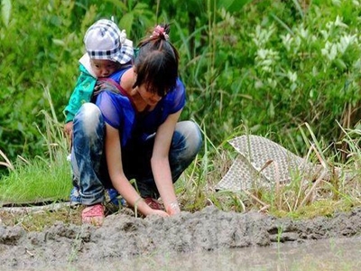 穷小子娶哑巴为妻，有钱后抛弃她，再相遇的时候，他后悔了。