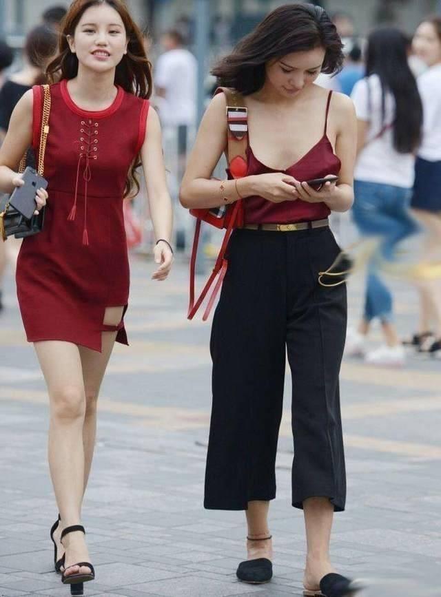 街拍，真空出街的美女，各有各的亮点美丽