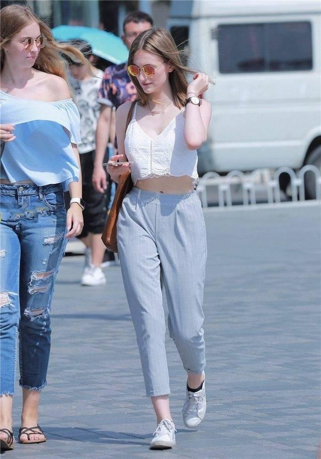 街拍，真空出街的美女，各有各的亮点美丽