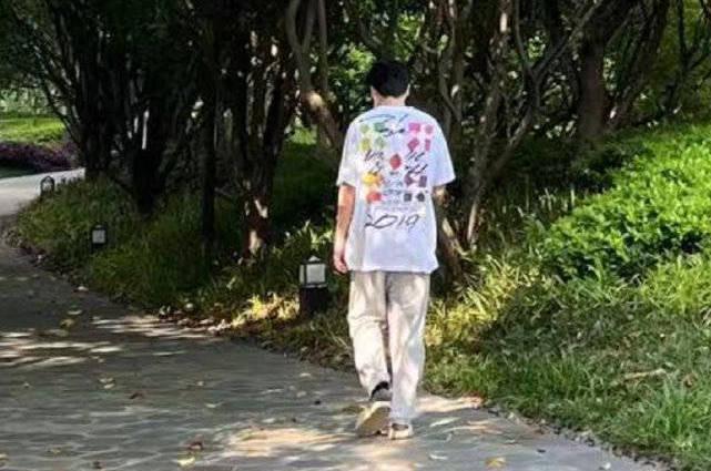 网友偶遇雷佳音穿着随性散步 调侃其头是真的大