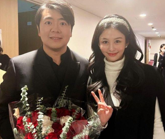 邱淑贞女儿与金希澈亲密贴脸合影