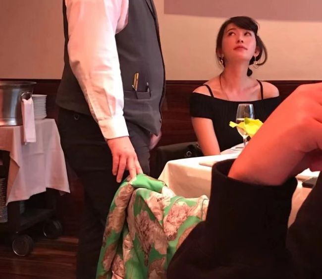 林志玲在纽约高档餐厅被偶遇 47岁肤白貌美气质好