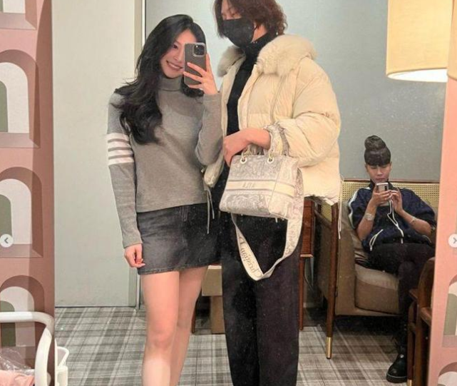 邱淑贞女儿与金希澈亲密贴脸合影