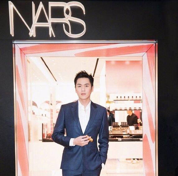 NARS彩妆怎么样 张若昀出席NARS彩妆揭幕式让你大开眼界